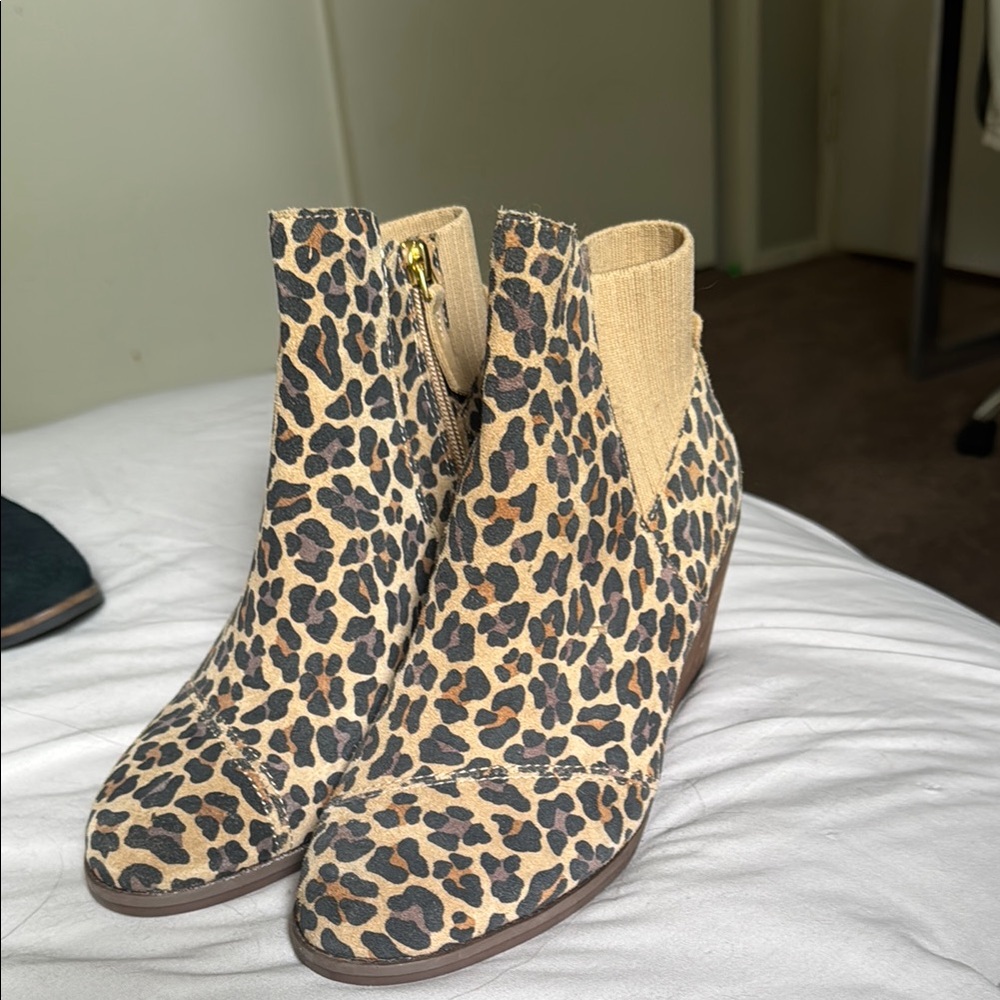 Toms Brown Tan Ankle Booties with Suede Texture Women’s 7.5